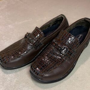 Aetrex like new brown crocodile pattern leather loafers women’s 7.5 med